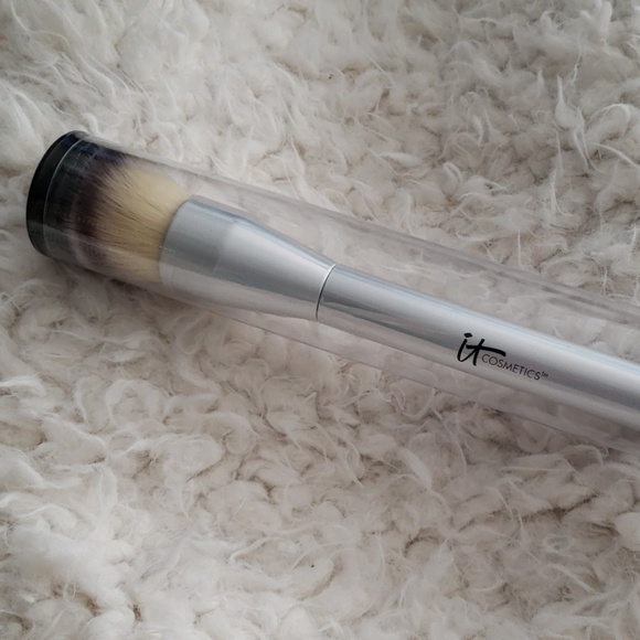 It Cosmetics Angled Buffing Brush - Picture 1 of 3